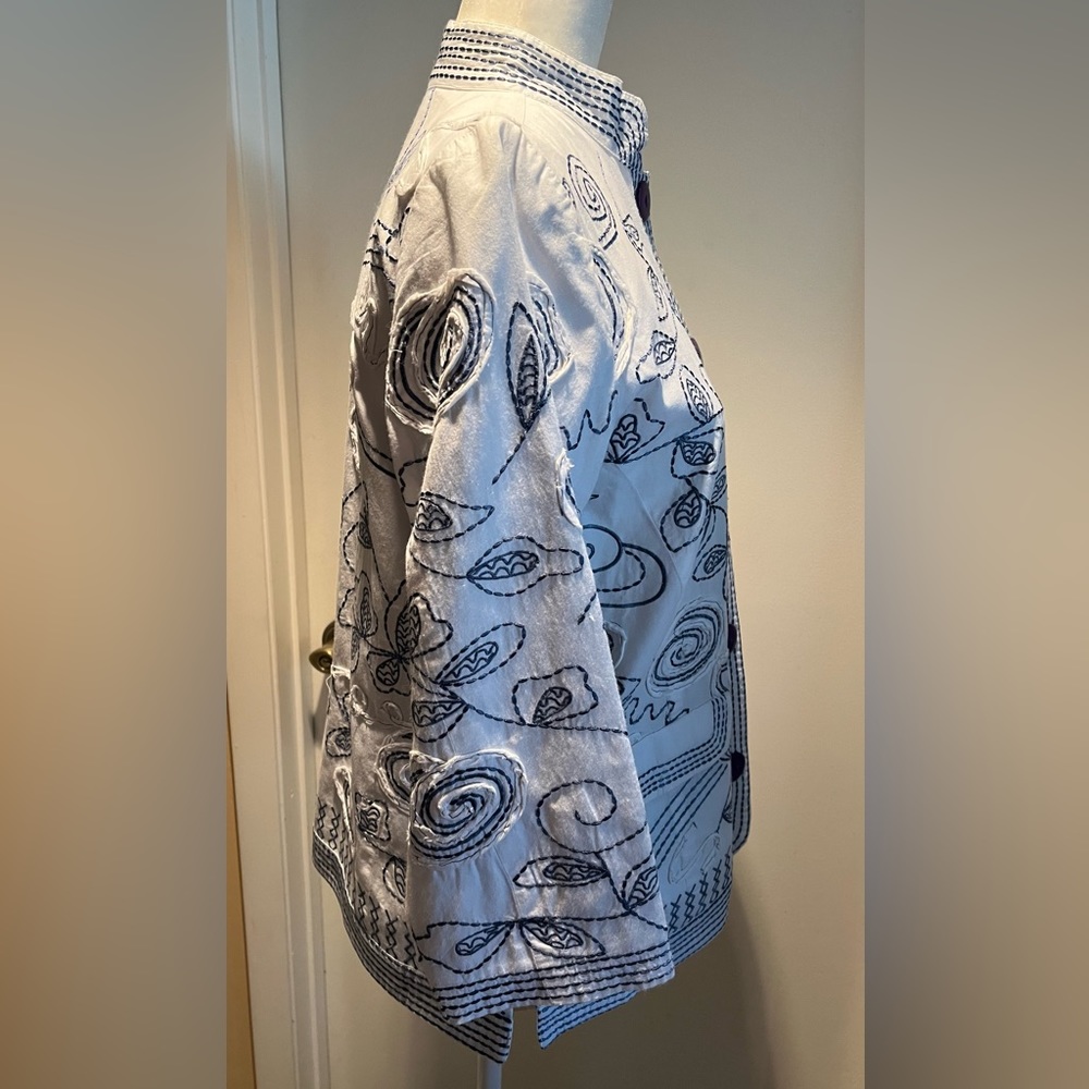 Distinctive Lightweight Jacket - Picture 4 of 7
